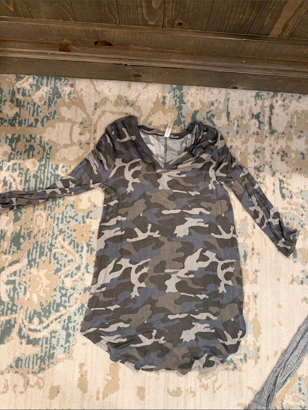 Zenana Outfitters Gray & Olive Camo V-Neck Long Sleeve Top